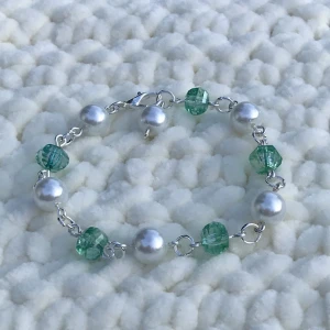 🌿Armband🌿 - Vackert pärlarmband av gröna och vita glaspärlor💍finns en massa liknande armband på min profil i varierade priser🌿
