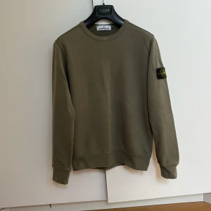 Stone Island tröja  - En fräsch mörkgrön StoneIsland tröja i st S för endast 1299kr!  Nypris: 2999kr 
