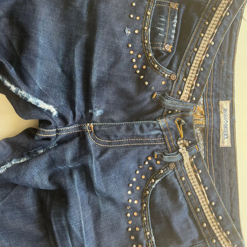  Lågmidjade bootcut jeans med fina detaljer.  . Jeans & Byxor.