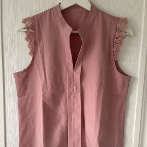 Rosa kortärmad tröja - Helt ny och helt oanvänd. Säljer den då den inte är min typ av tröja.