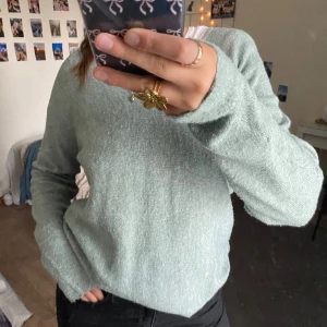 Stickad tröja  - En ljusgrön v-ringad stickad tröja i storlek S. Knappt använd. 