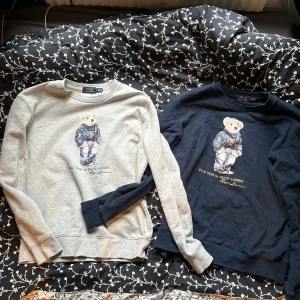Feta Ralph lauren tröjor  - Säljer 2 feta rl tröjor köpta för typ  ett år sen. dock ja sluta använda dom för typ 10 månader sen så dom e nya kan man säga, säljer för att jag har växt ut dom. Bilden står att dom e small men dom passar som xs🙏🏻🔥😍😍
