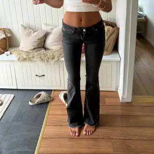 Säljer dessa gråa jeans från hunkydory. Köpte för 1800kr men säljer nu för 800kr😊De är i superbra sick, precis som nya!❤️