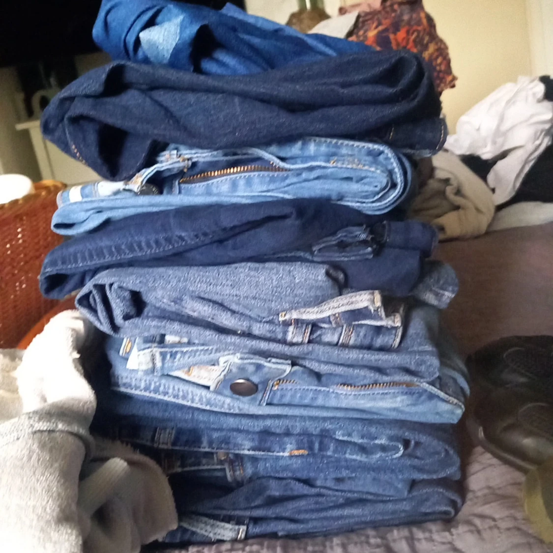 Blandad hög 400 kr storlekar xs s M  alla jeans tillsammans 380 kr srorlekar xs s  skor 20 kr sryck storlek 36 37 38 - 91