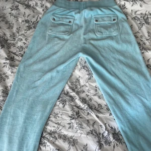 Juicy byxor - Jag säljer mina turkosa/ljusblåa juicy byxor i storlek xs pga ingen användning💞