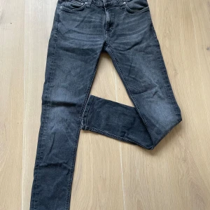 Nudie jeans slim fit - Svarta nudie jenns  Storlek 30-32 slim Knappt använda då de ej passa  450 kr frågor e d bara höra av sig mvh// elllott 