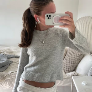 Stickad tröja grå  - Från h&m i en gammal kollektion!! Perfekt nu i höst 
