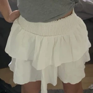 Volangkjol  - Jättefin vit volangkjol från shein. Har för mig att den är i storlek xs. Skick 9/10