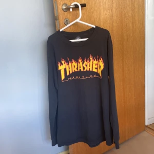 Thrasher Long-Sleeve - Fet thrasher lång ärmad. Passar som den ska. Riktigt riktigt fet och inga fel på den