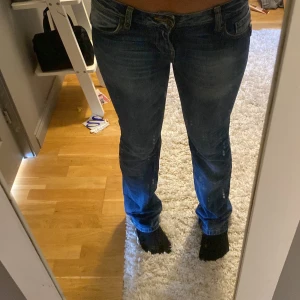  boutcut lågmidjade jeans  - Jeansen är jätte lågmidjade o går hela vägen ner t mig som e lite över 170 de har inga skador mycket gott stick, de är för små för mig tyvärr har tvingat på mig dem på bilderna 
