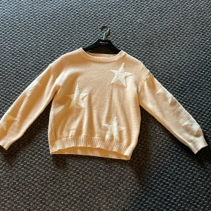 Stickad tröja från SHEIN i storlek 11-12y men är lite för liten så det är därför jag säljer denna!👏🏻💘 - Bra skick används en två ggr! Går att diskuteras pris!!