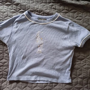 Fin blå tröja🩵 - En fin blå tröja med vitt mönster. Använd ett par gånger, utan defekter😊