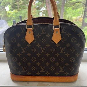 LOUIS VUITTON ALMA PM - Super fin Louis Vuitton Alma PM väska❣️ Mått: 36x28x17! De långa bandet är 99cm långt, allt i bilderna tillkommer. Köpt på Aretrotale så kvitto därifrån följer med.😍köpt för 10 000kr! Deffekt på rot av handtaget (se bild)!