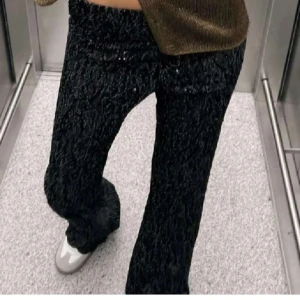 Glitterbyxor - Säljer dessa supersnygga glitterbyxor från Zara, endast använda en gång