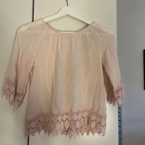 Topp - Söt sommar topp i storlek xxs-xs, medellång, obs lite genomskinlig!