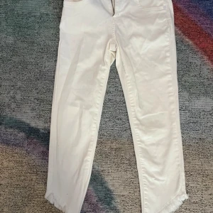 GUESS vita jeans  - Använd bara några gånger. Storlek 140cm. 