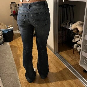 Lowwaist bootcut jeans - Säljer nu dessa jeans som jag tyvärr inte får på mig längre. De är i size S/XS och jag har vanligtvis M💗