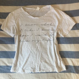 T-shirt - Gullig vit t-shirt från hm.