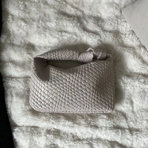 Beige väska  - Den är superfin och har knappt använts pågrund av att jag har en till liknande så säljer därför denna.