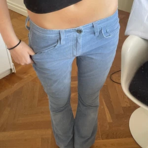 Levis lågmidjade bootcut jeans/machesterbyxor - I manchestermaterial bra skick