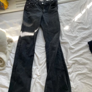 svart jeans low/mid - säljer dessa svart jeans från gina i storlek 164 då jag växt ur dem💕