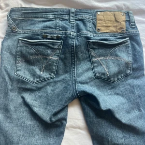 River Island Jeans! - Dessa jeans säljs inte längre och är sjukt snygga. Fina detaljer och fickor💕Det är strl 12, för reverens så brukar jag ha storlek 38 i jeans o de passar mig! Jag är 172 cm