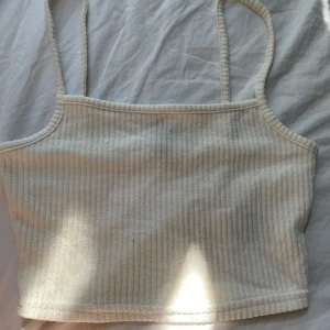 vit topp - säljer denna topp från hm i storlek xs