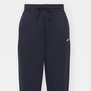 Nike  byxor  - Ett par Nike mjukisbyxor som är marinblå som inte kommer till någon användning.