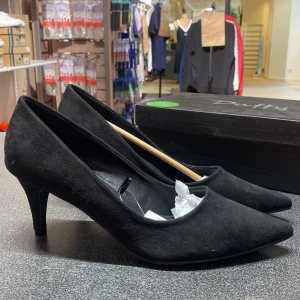 Nya klackar  - Helt nya skor  Finns i dessa storlekar : 40 och 41