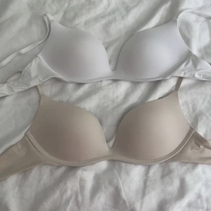 Intimissimi bh - Helt oanvända bhar från intimissimi som är populara från tiktok. Ingen prislapp är kvar tyvärr eftersom att de är tvättade en gång. Storleken är 32C men jag som vanligtvis har A kupa fyller ut dem och får en puch up!🥰 ( 200kr st)