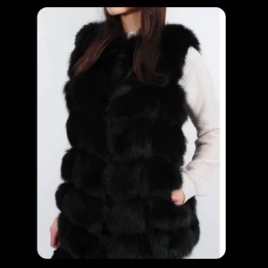 Pälsväst - Västen är underbar på alla olika sätt, passar utmärkt att använda till, höst, vår och vinter Köpte den för 1500kr säljer den för 400kr  Varan är i nyskick och säljs pga flytt🩷