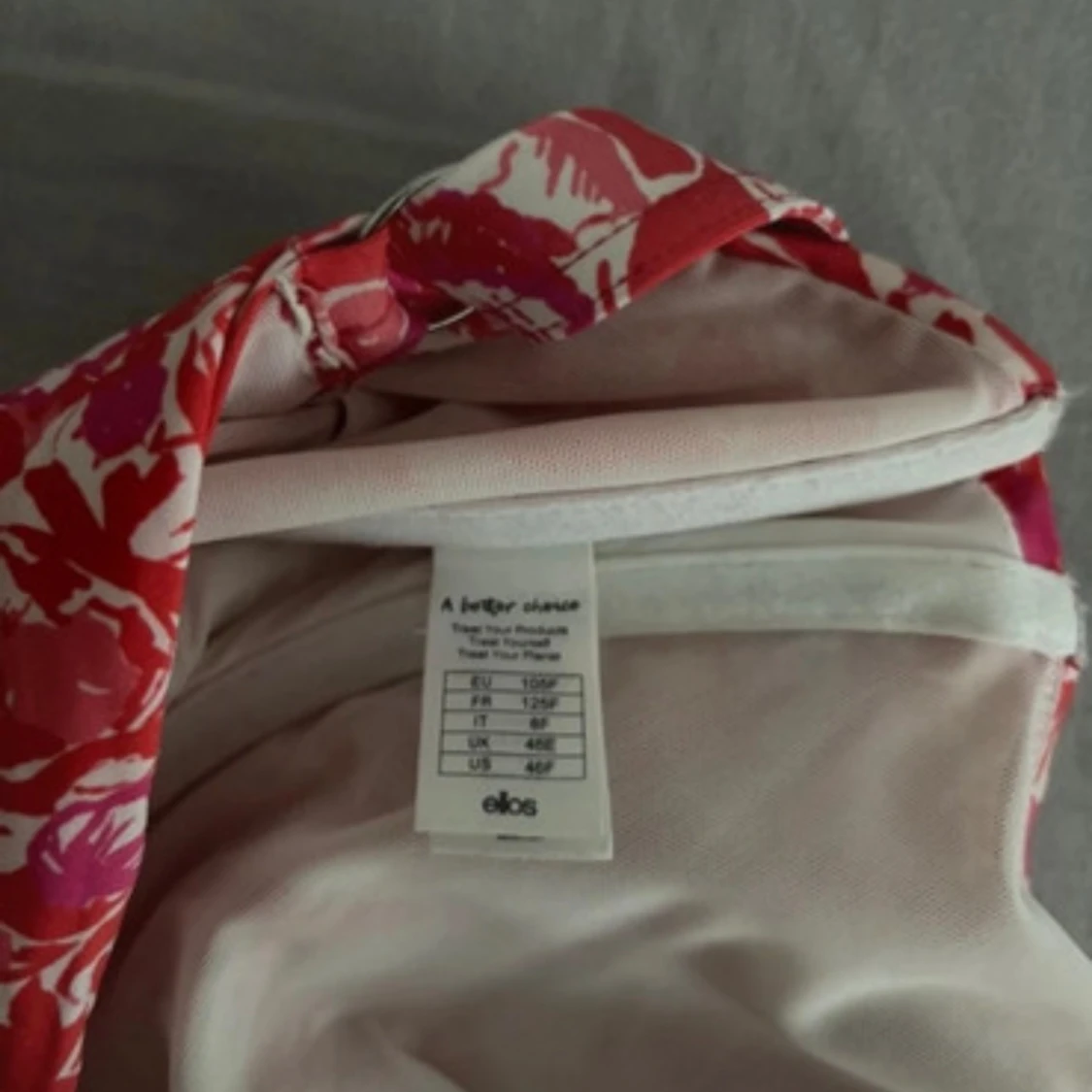 Röd och vit blommig bikiniöverdel från Ellos - 90