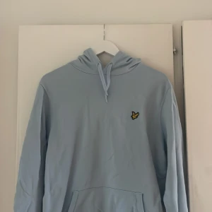 LYLE & SCOTT hoodie - Lyle & Scott hoodie som aldrig använts. Köpt för 900kr. Storlek L. 