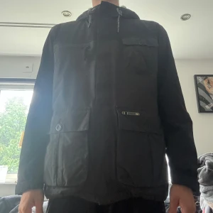 Helly Hansen jacka  - Helly Hansen jacka i bra skick!  Storlek m! Modellen är 185cm och väger 72kg! 