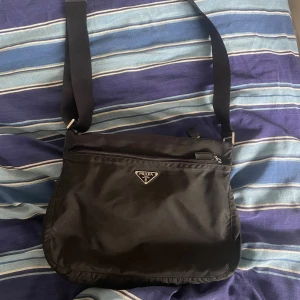 Prada crossbody bag - Väldigt fin Prada väska som är köpt på plick. Bredd 29 cm Höjd: 23 cm
