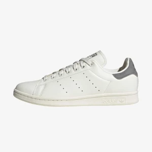 Adidas smith unisex sneakers  - Snygga skor som inte längre kommer till användning. Väldigt bekväma och normala i storleken. Köpta på Zalando för 1185kr.