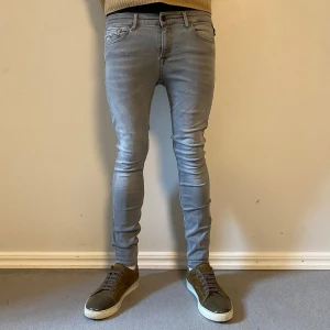 Replay jeans  - Hej! Vi säljer nu dessa blå Replay jeans. Jeansen är i toppskick 10/10. Modellen är New Luiz. Modellen är 185 och väger 70kg. Hör av dig vid frågor! 