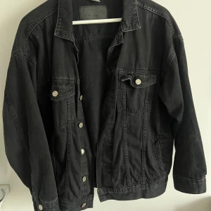 Jeansjacka - Jeansjacka med normal passform. Använt skick, färgen ska dock vara tvättad.  