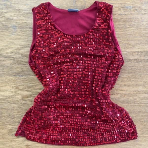 Glittrigt linne🥳 - Superfint glittrigt linne i stoelek M-L❤️ Använt men i fint skick!💓