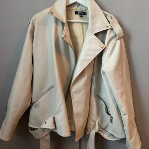 Vit skinnjacka  - Vit skinnjacka från Nelly 