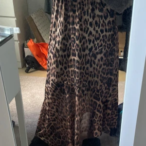 Leopard snedskuren maxi kjol - Aldrig använd, så trendig och fin! Köpt på nakd för några år sedan så finns ej kvar