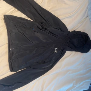 Armani jacka  - En Armani vindjacka Storlek s/m i bra skick har ett litet brän hål på höger arm men det är litet och inte märkbart 