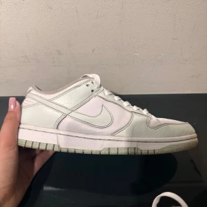 Nike dunk low - Mintgröna Nike dunks, köpte på kicks n stuffi Göteborg för 2700kr. De är använda men i bra skick:) strl 38,5