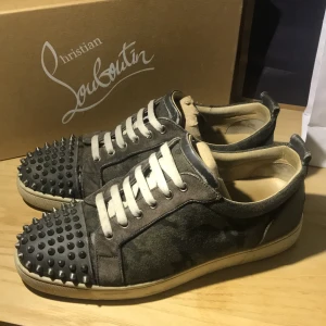 Christian Louboutin - Tja, säljer nu dessa snygga sällsynta Christian louboutin. Skorna är i sthlk 41,5 men passar upp till 42,5! Kondition: 8/10. (Defekter kom priv) 2999:- priset är inte hugget i sten vid en snabb eller smidig affär. Hör av dig vid minsta fråga! 🙌🏼