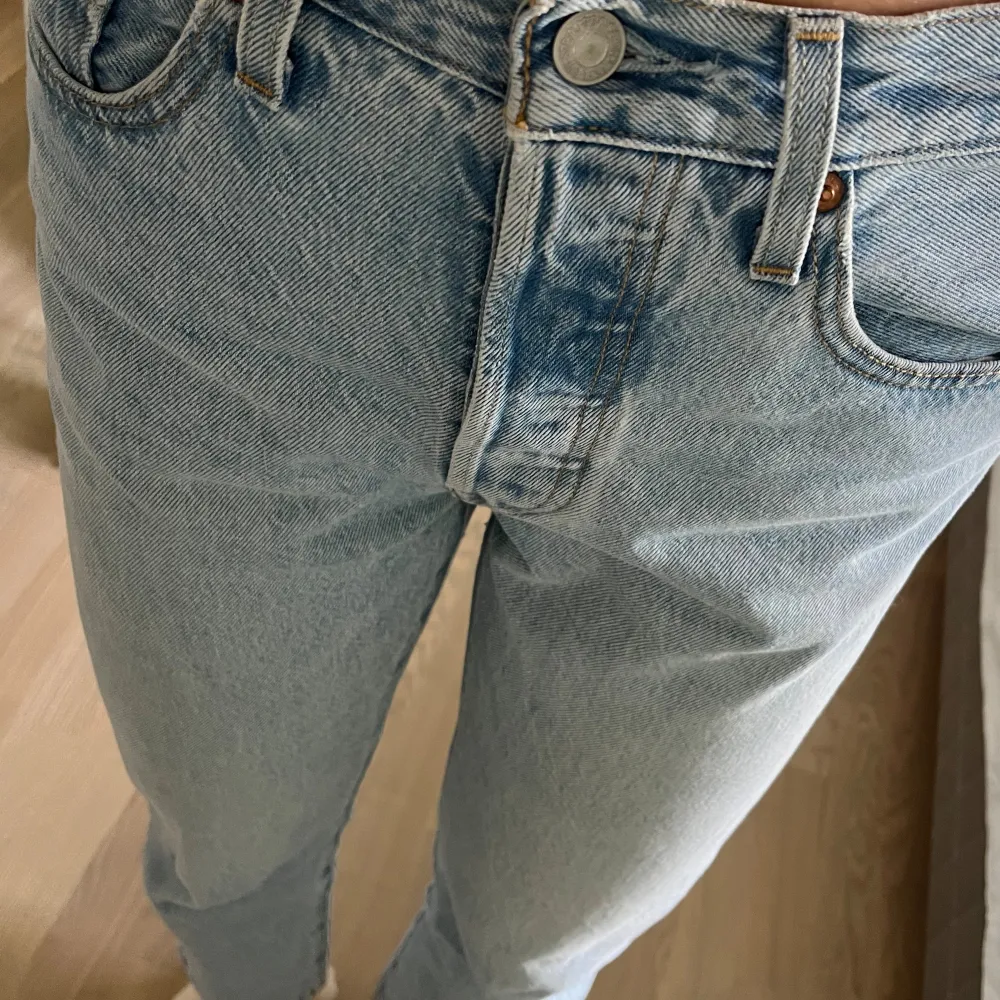 Levis jeans i storlek W26 L28 (skulle säga att de passar strl S/36) som inte är använda särskilt mycket. Jag är 173 cm och brukar ha storlek 36. Originalpris 1100kr. Hör av er för frågor 💗. Jeans & Byxor.