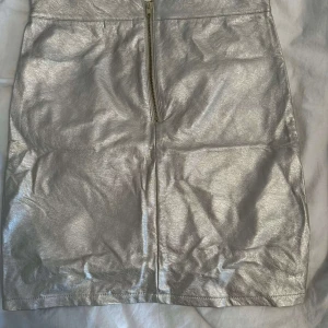 metallic fest kjol - silver söt festlig kjol, passar för sig över 160💋 köptes utomlands