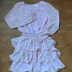 Klänning - Blommig klänning med elastisks midja.