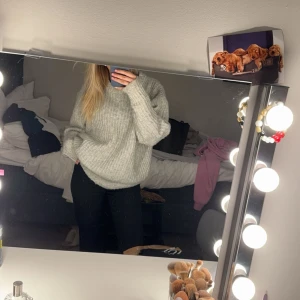 stickad tröja  - grå stickad tröja, aldrig använd super fin💞