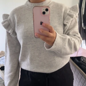 Grå stickad tröja  - En grå mysig stickad tröja från ginatricot