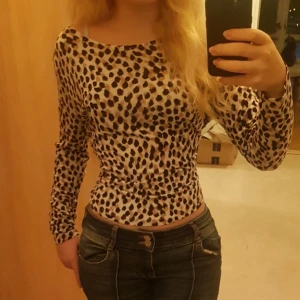 Y2k leopard tröja - Väldigt skön tröja/blus i mjukt och lätt material från H&M❤ Perfekt för y2k eller sthlmstil, eller om man bara gillar leopardmönster⭐